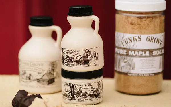 Behältnisse mit reinem Ahornsirup 