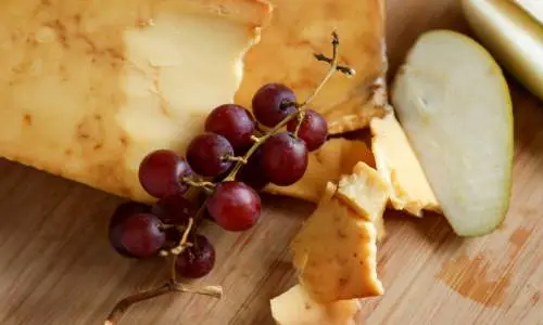 Eine Runde Bauernkäse aus der Marcoot Jersey Creamery, Greenville, Illinois.