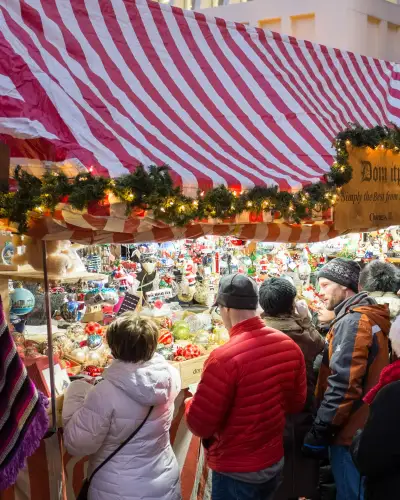 Ein Marktladen mit Menschen, die hineinschauen