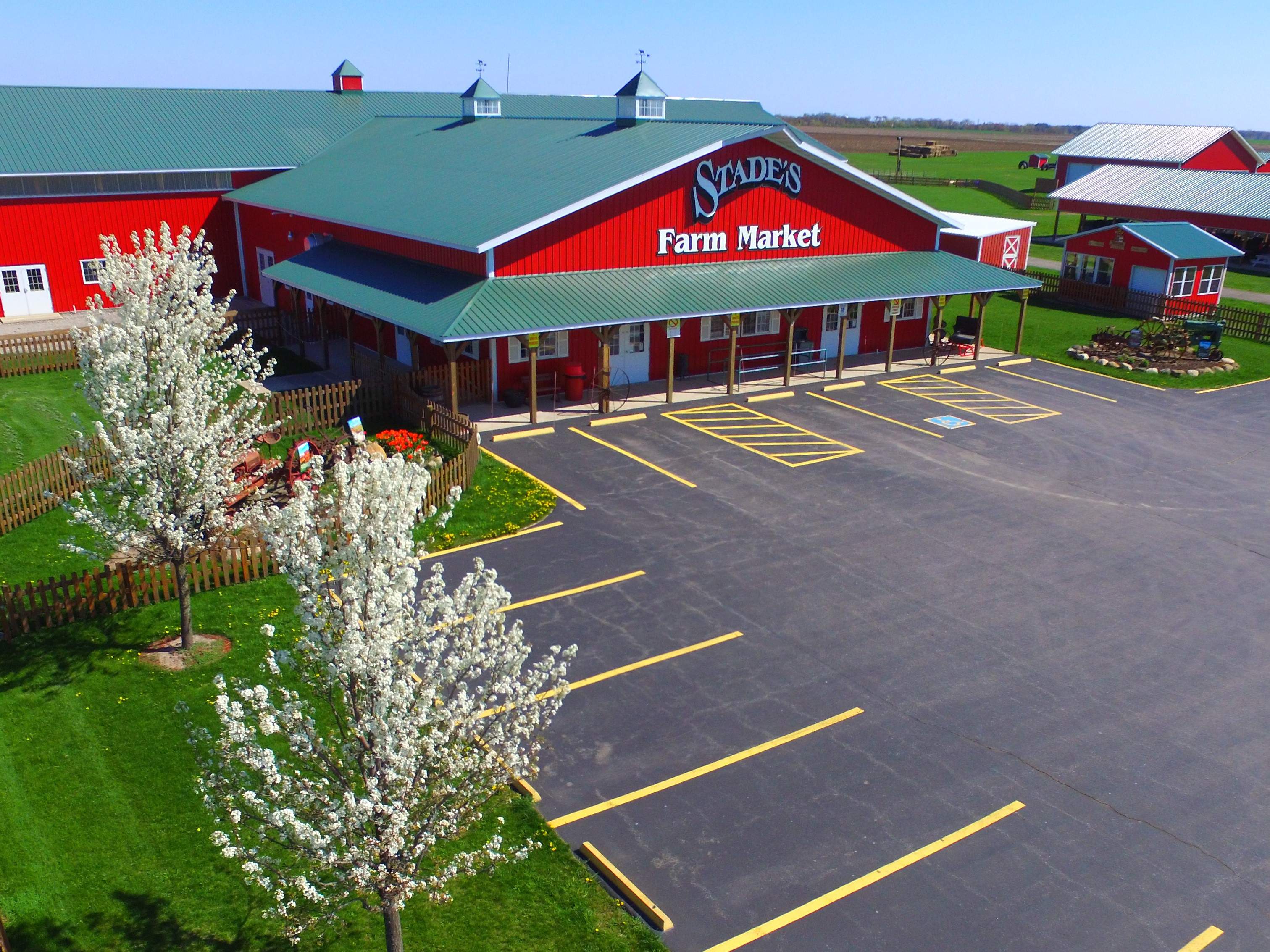 Das Äußere der roten, scheunenartigen Stade's Farm and Market in McHenry