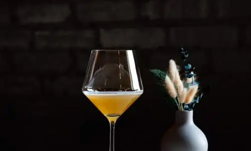 Ein Bier in einem Glas auf einem Tisch