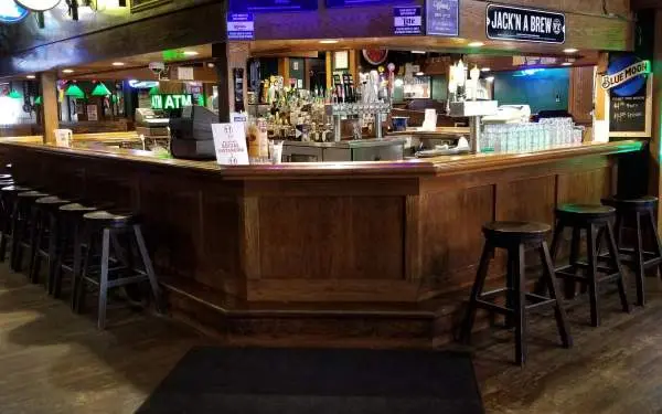 Bartresen mit Hockern in Murphy's Pub in Champaign-Urbana.