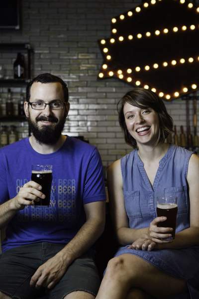 Zwei Menschen trinken Bier