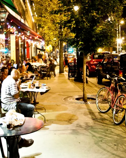 Menschen genießen ein Essen im Freien in Champaign