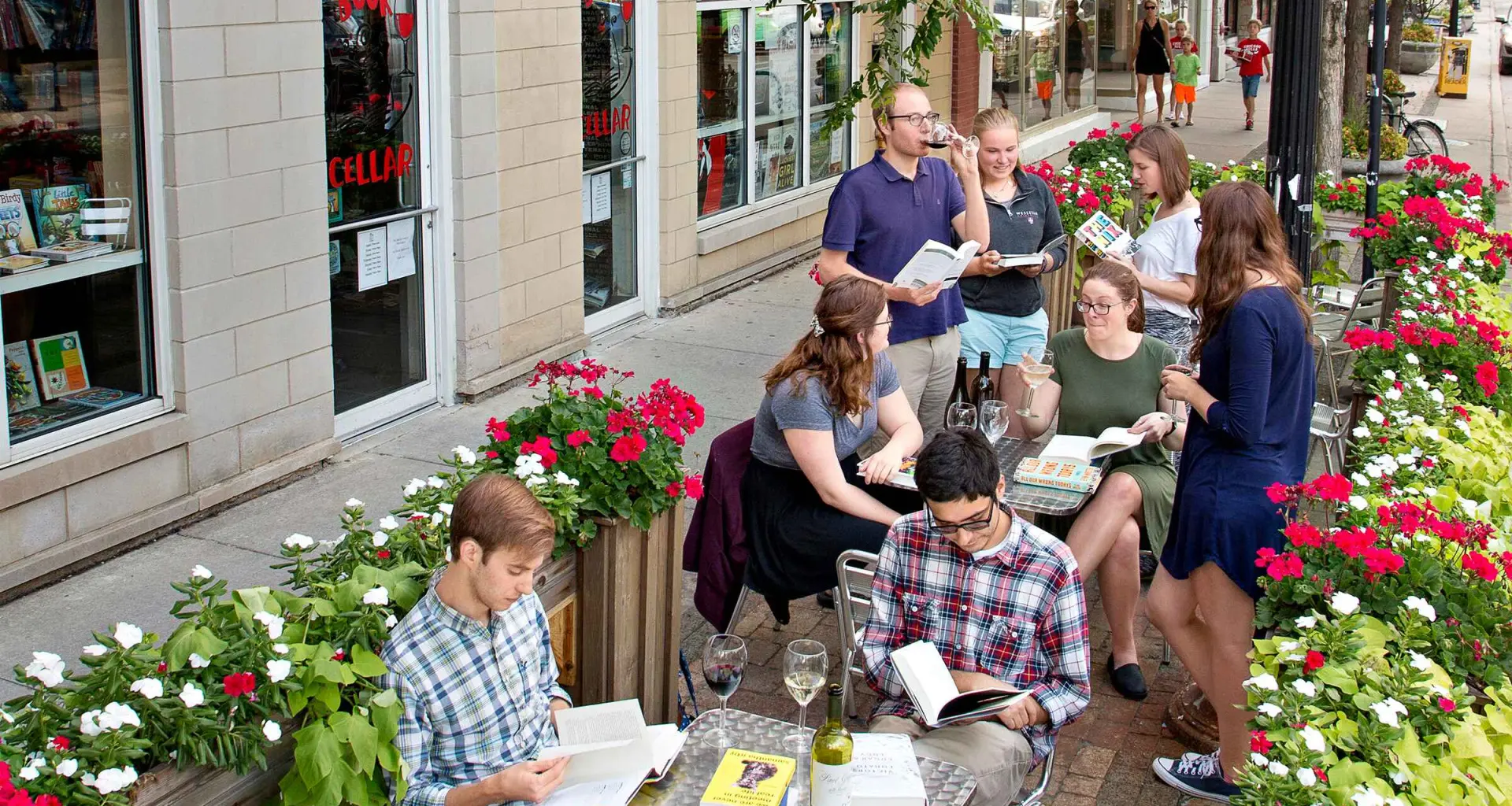 Menschen speisen im Freien am Lincoln Square
