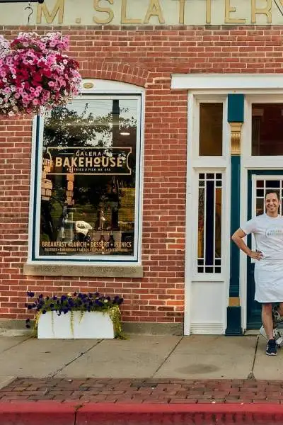 Bäckereibesitzer vor ihrer Bäckerei in Galena.