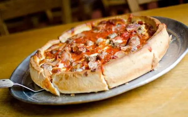 Eine Deep-Dish-Pizza auf einem Servierteller von Papa Dels.
