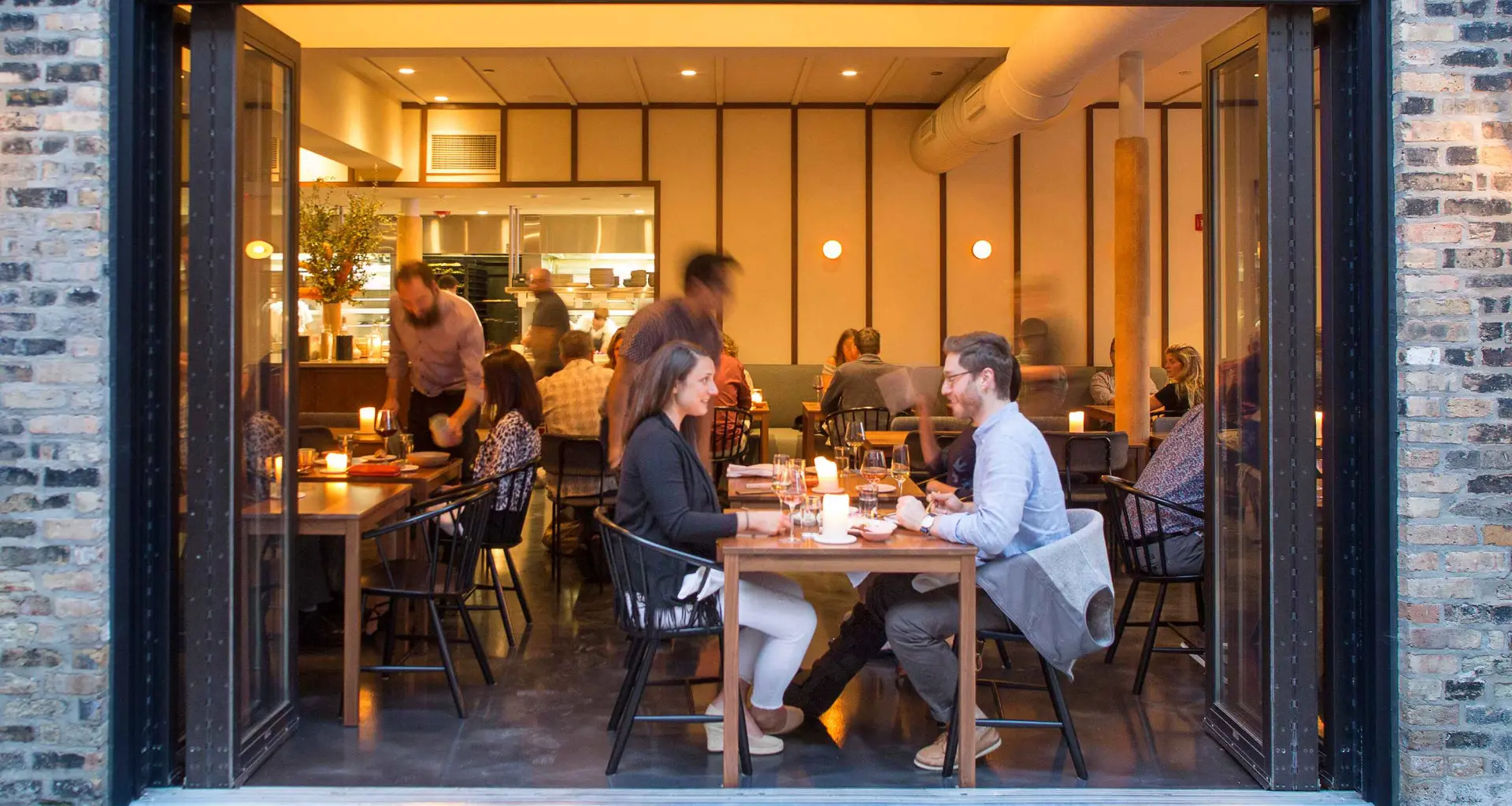 Ehepaar beim Essen in einem Restaurant in Chicagos West Loop