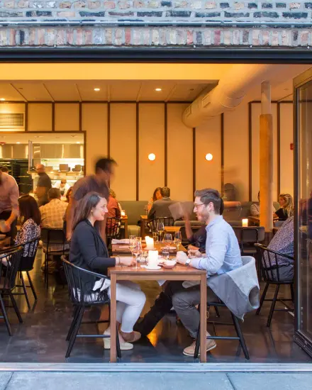 Ehepaar beim Essen in einem Restaurant in Chicagos West Loop