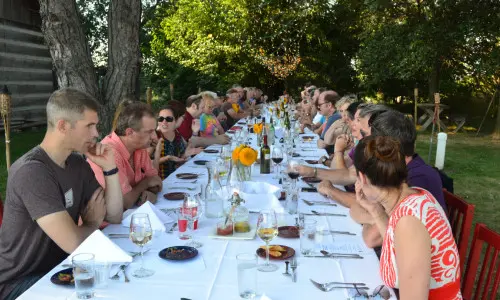 Menschen, die draußen essen