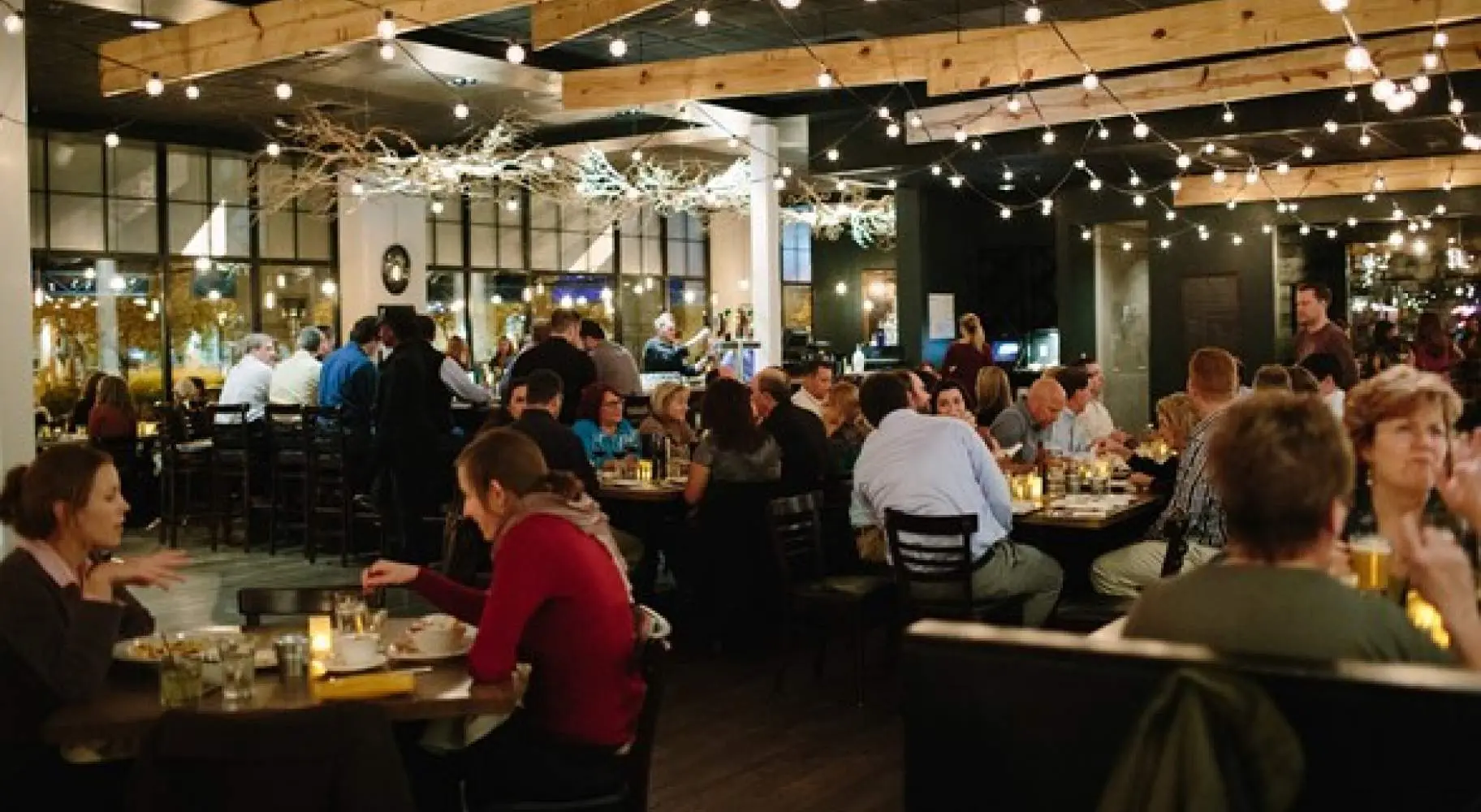 Menschen beim Essen im Inneren des Big Grove Restaurant in der Innenstadt von Champaign.