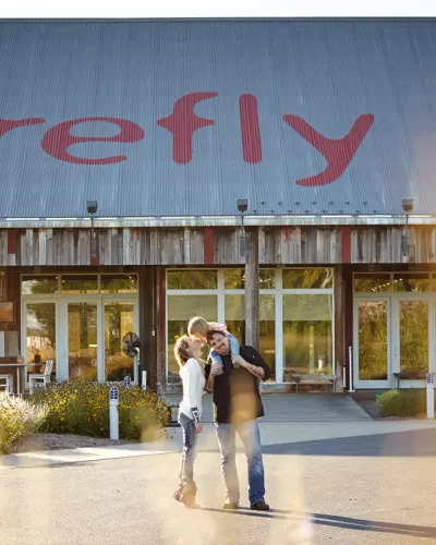 Die Besitzer des Firefly Grill stehen vor ihrem Lokal