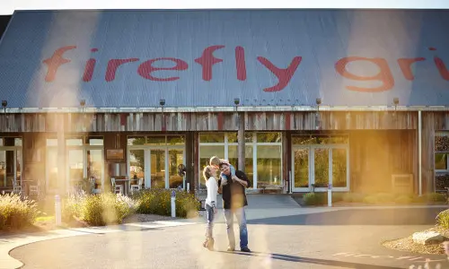 Die Besitzer des Firefly Grill stehen vor ihrem Lokal