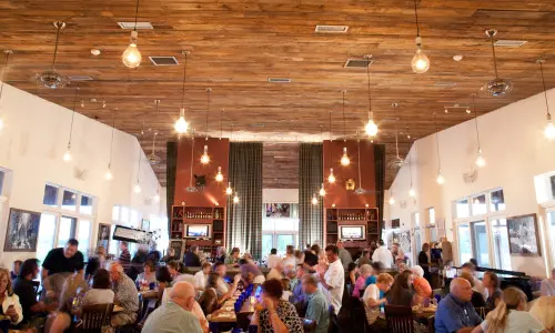 Interieur eines Restaurants mit Menschen beim Essen