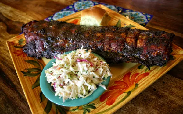 BBQ-Rippchen und ein Brötchen mit Krautsalat