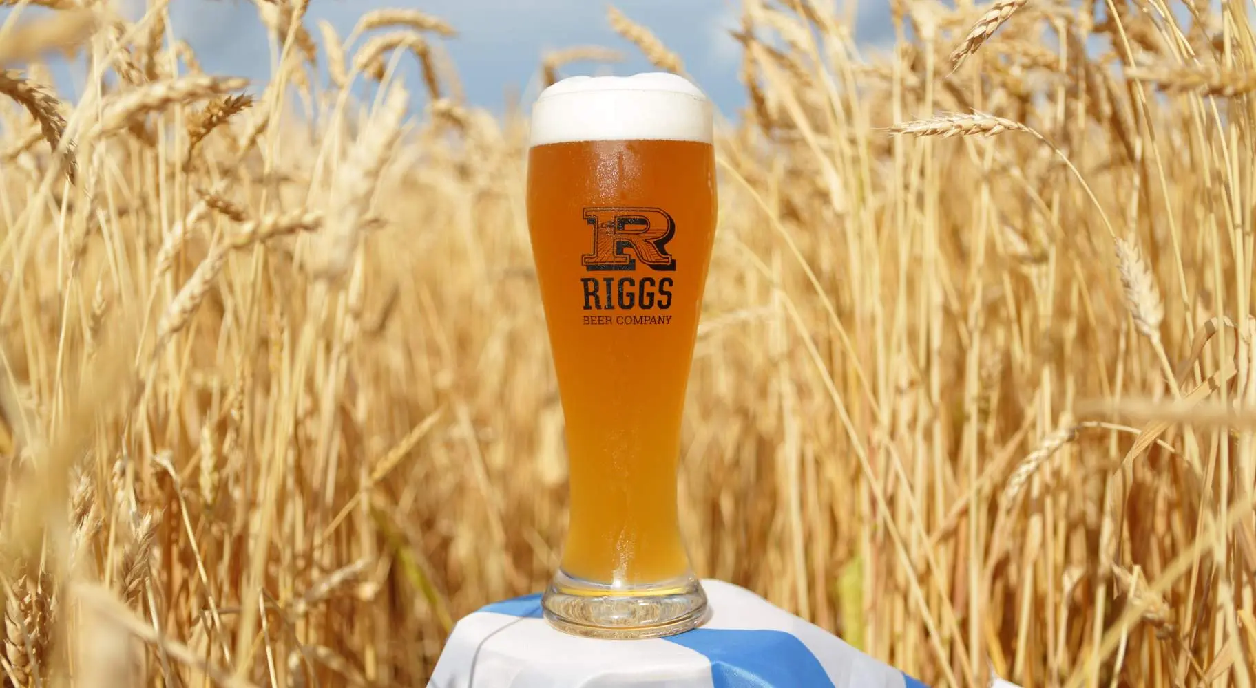 Riggs Bier in der Mitte eines Feldes.