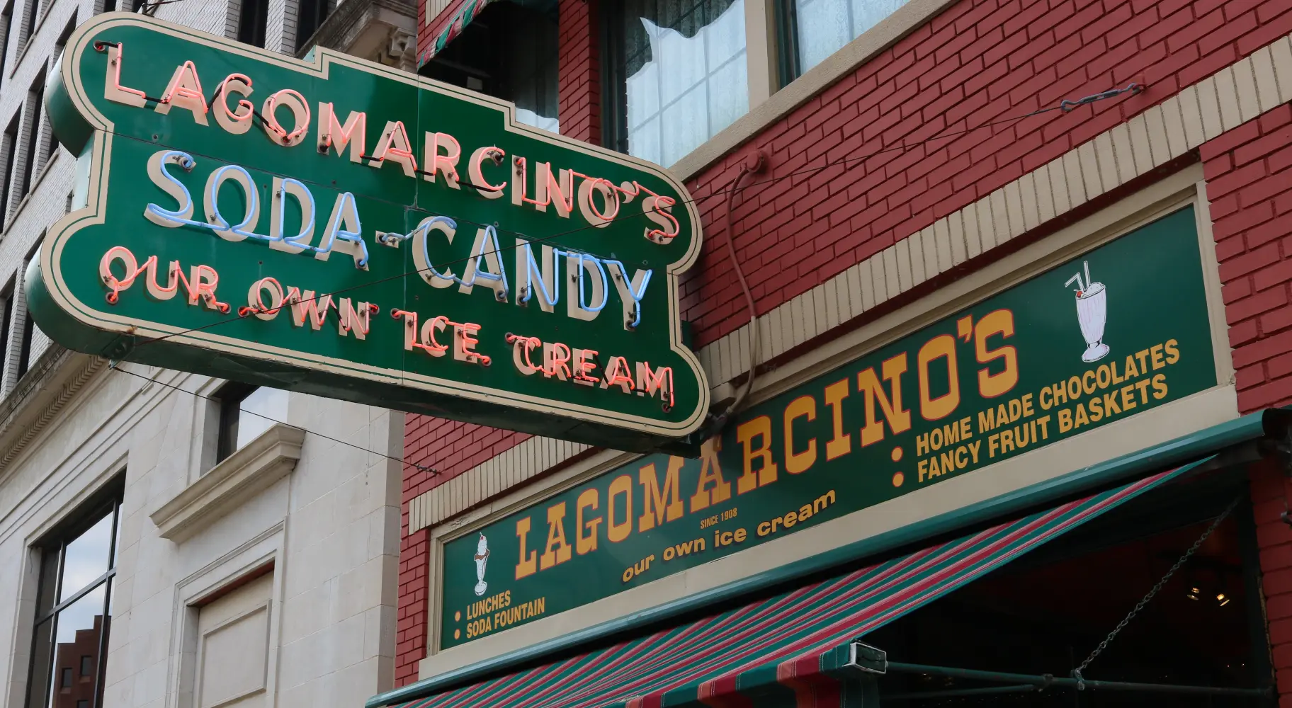 Ein Schild am Gebäude