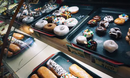 Süßigkeiten auf Tabletts im Glasbehälter