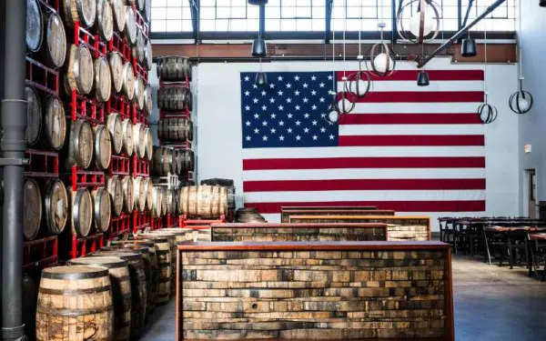 Eine Wand aus Fässern im Verkostungsraum der Revolution Brewery 