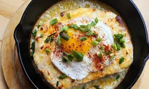 Eine Eierspeise in einer Pfanne