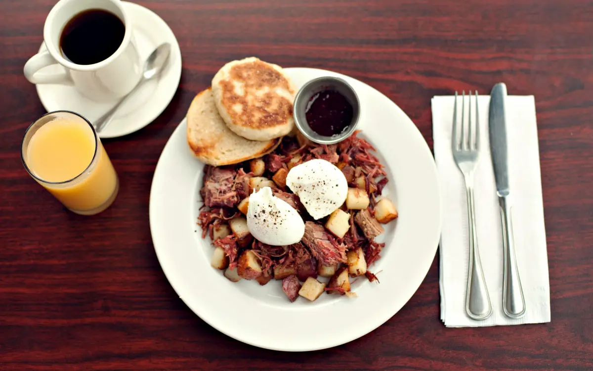 Frühstück mit Kaffee und Orangensaft