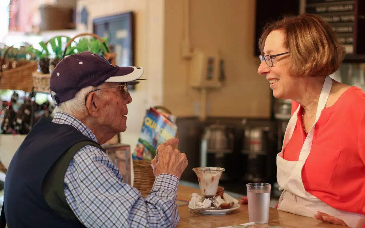 Person, die etwas kauft 