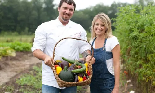 Zwei Personen in einem Garten