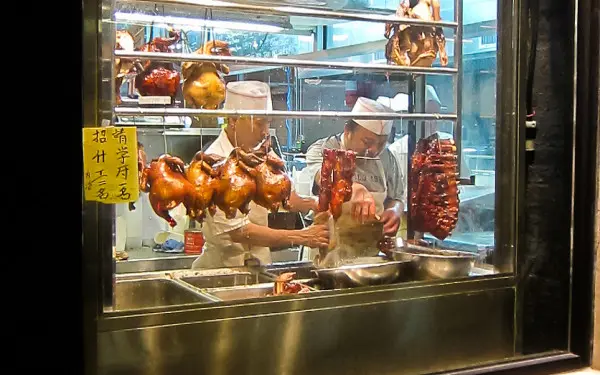 Eine Fensterfront mit hängendem Fleisch in der Argyle Street