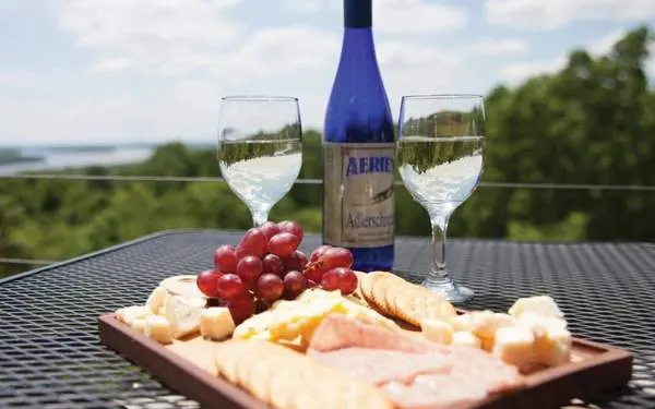 Eine schöne Wein- und Käseplatte im Aeries Vineyard in Illinois.