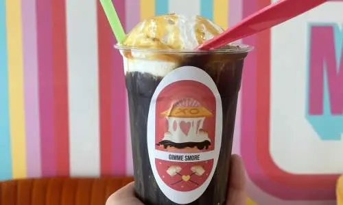 Ein Getränk mit Marshmallow oben drauf