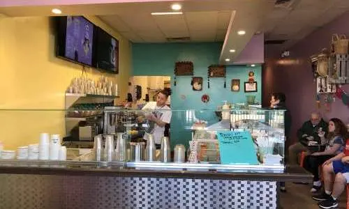 Gelbes, rosa und blaues Interieur von Yeni's Palarte Mexican Ice Cream.