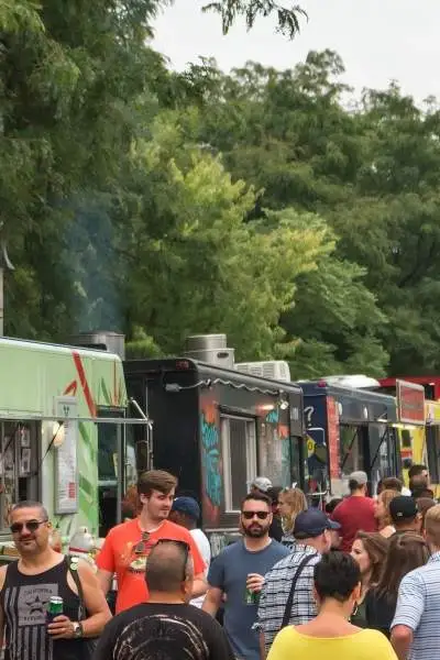 Food Trucks reihen sich am Straßenrand auf