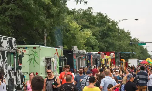 Food Trucks reihen sich am Straßenrand auf