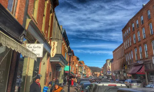 Gebäude, Menschen und Verkehr