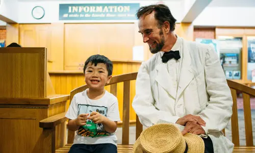 Ein Junge und ein Mann sitzen auf einem Stuhl in einem Zimmer