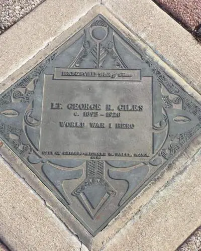 Eine Gedenktafel am Bronzeville Walk of Fame am Boden