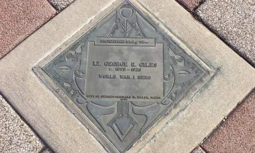 Eine Gedenktafel am Bronzeville Walk of Fame am Boden