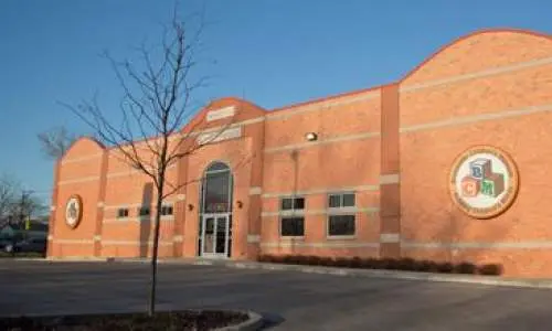 Außenansicht eines großen Backsteingebäudes