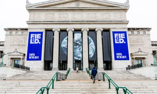 Das Äußere eines großen Gebäudes 