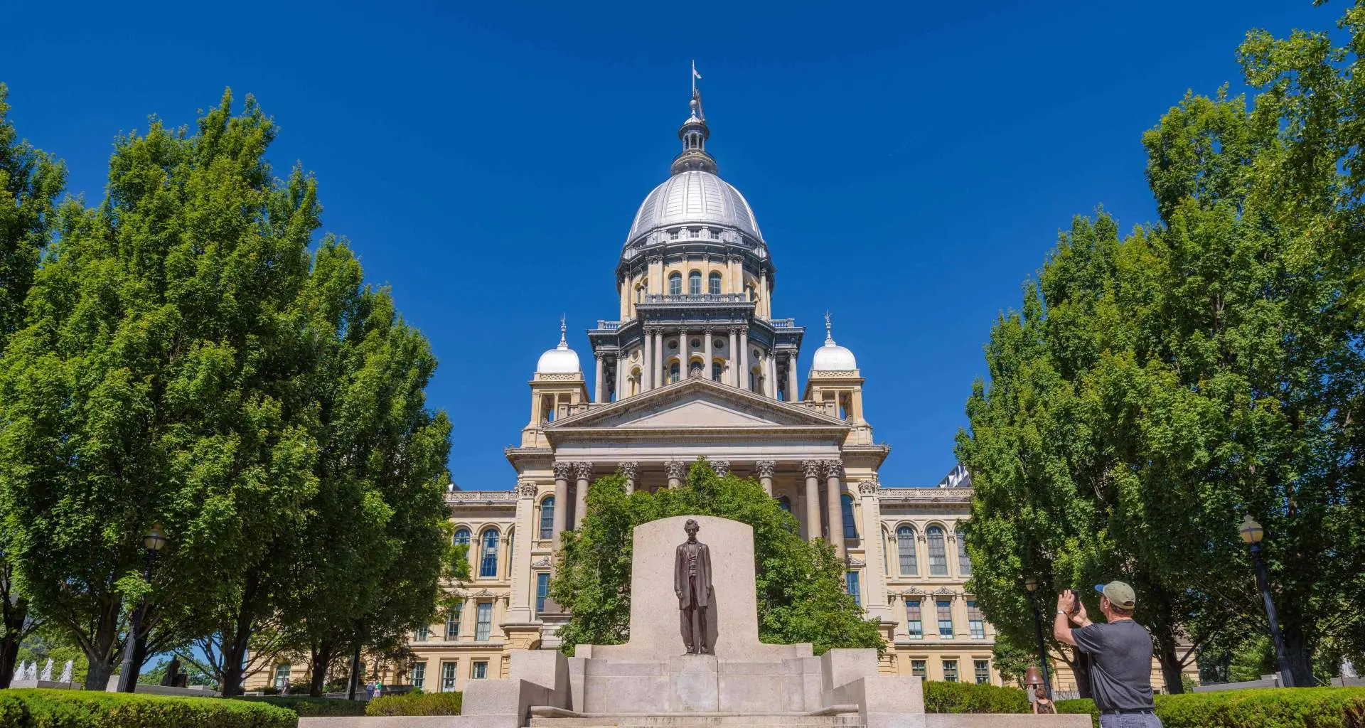 Ein großes Gebäude 