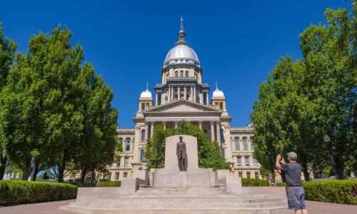 Ein großes Gebäude 