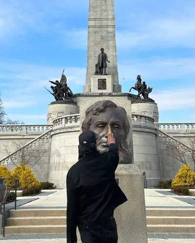 Sherman "Dilla" Thomas reibt die Messingbüste von Abraham Lincoln an seinem Grabmal in Springfield