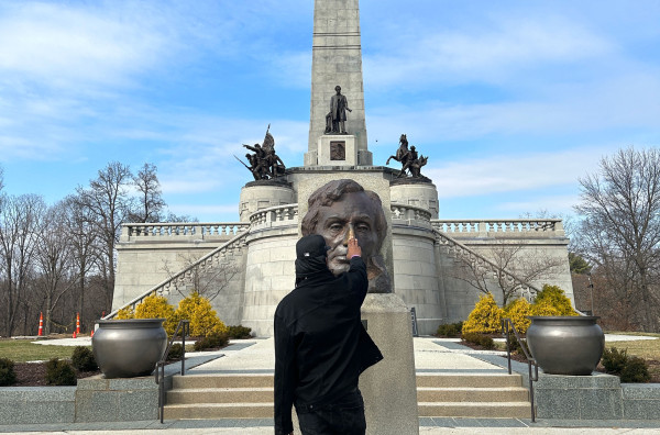 Sherman Dilla Thomas reibt die Messingbüste von Abraham Lincoln an dessen Grabmal in Springfield