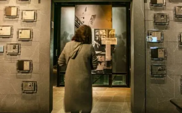 Eine Frau geht durch eine Tür im Holocaust-Museum