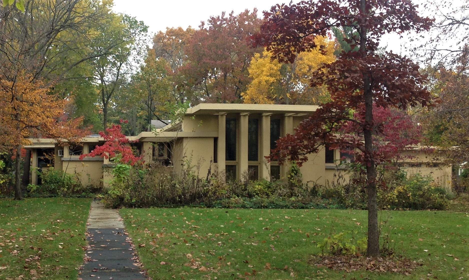 Ein Haus aus dem frühen 20. Jahrhundert inmitten von Bäumen, im Herbst