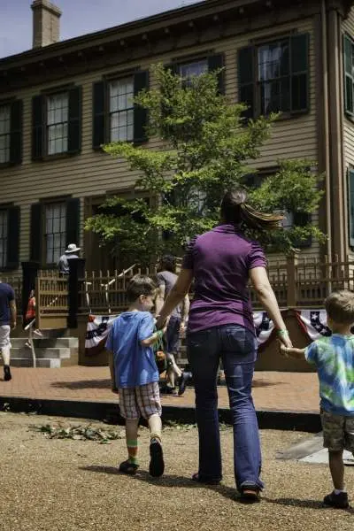 Eine Mutter und ihre Kinder gehen zum Haus von Lincoln in der Lincoln Home Historic Site in Springfield.