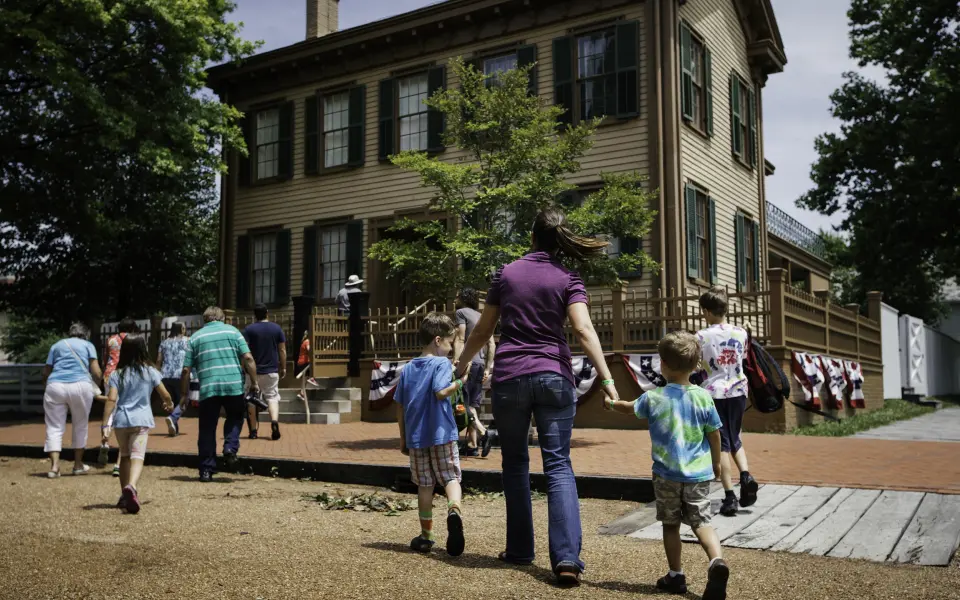 Eine Mutter und ihre Kinder gehen zum Haus von Lincoln in der Lincoln Home Historic Site in Springfield.