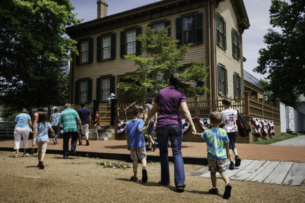 Eine Mutter und ihre Kinder gehen zum Haus von Lincoln in der Lincoln Home Historic Site in Springfield.