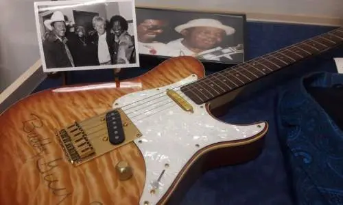 Eine von Buddy Guy signierte Gitarre