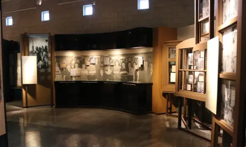 Ein Raum mit Bildern an den Wänden und darauf gerichtetem Licht